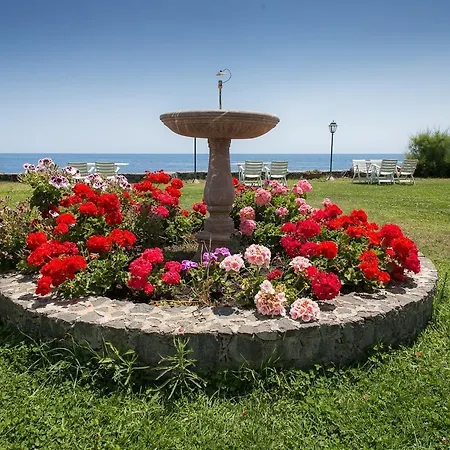 Отель Arathena Rocks 4*
